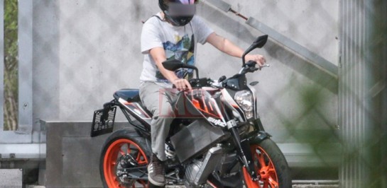 แอบถ่ายรถมอเตอร์ไซค์พลังงานไฟฟ้าของ KTM ที่มาในรูปร่างของ Duke 390!!