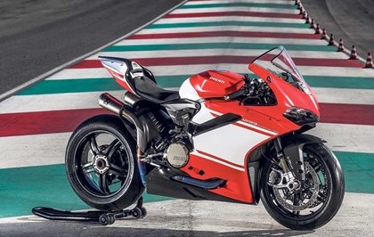 รีวิวทดสอบการขับขี่ 2017 Ducati 1299 Superleggera โดย motorcyclenews