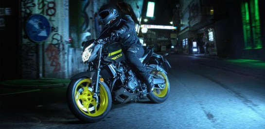 มาชมภาพ New Yamaha MT-03 สีสันใหม่แบบเต็มๆ กัน