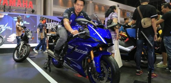 ตั้น – เดชา ไกรศาสตร์ นักแข่งสังกัด YAMAHA THAILAND RACING TEAM ดีกรีแชมป์เอเชียบุกบูธยามาฮ่าแฟนมอเตอร์สปอร์ตร่วมให้การต้อนรับอย่างอบอุ่น