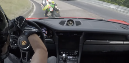 คลิปเก่า เล่าใหม่ KAWASAKI ZX-10R VS PORSCHE 911 GT3R ที่สนาม NORDSCHLEIFE