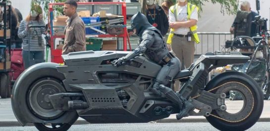 ชมภาพและคลิปวิดีโอ BATCYCLE ยานพาหนะคู่ใจของ Batman จากกองถ่าย The Flash