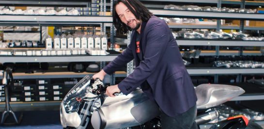 Keanu Reeves นักแสดงน้ำใจงาม กับความบ้ามอเตอร์ไซค์