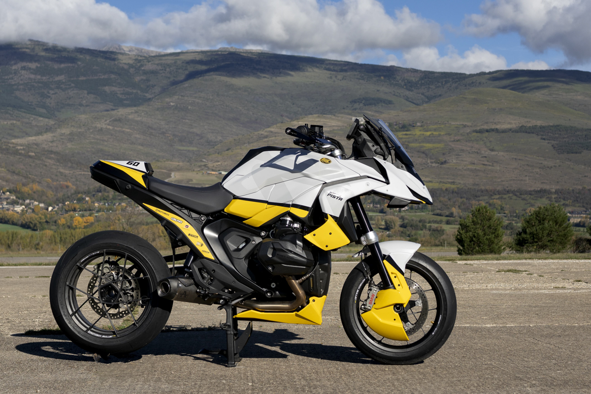 ปรับ BMW R 1300 GS รถทัวร์ริ่ง-แอดแวนเจอร์ ให้เป็นตัวซิ่งในสนามแข่ง ด้วุดแต่ง Puig Pista